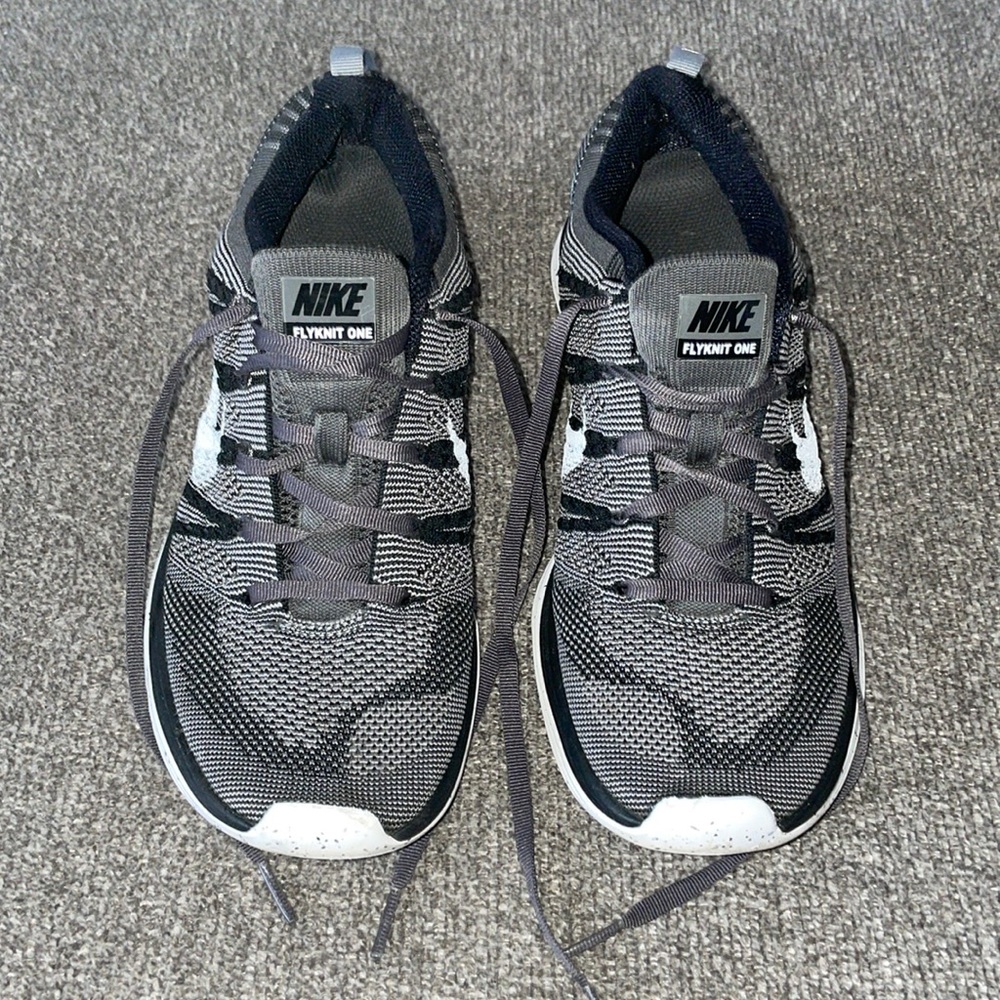 Women’s tennis shoes